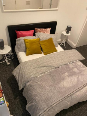 Cosy Double Bed Room close to Luton Town, Train station & Luton Airport